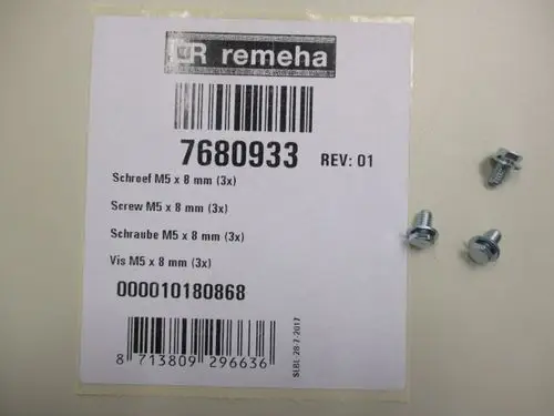 Drei Schrauben von Remeha in einem klaren Kunststoffbeutel, beschriftet mit Artikelnummer und verschiedenen Sprachversionen für Schrauben.